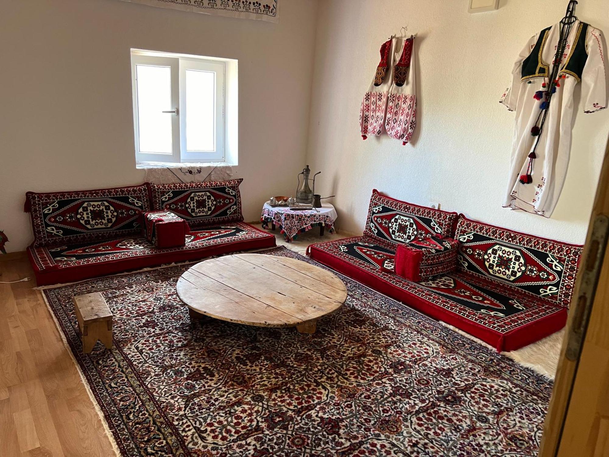 Bed and Breakfast Kod Kapetana Tea Gornji Lukomir Exterior foto