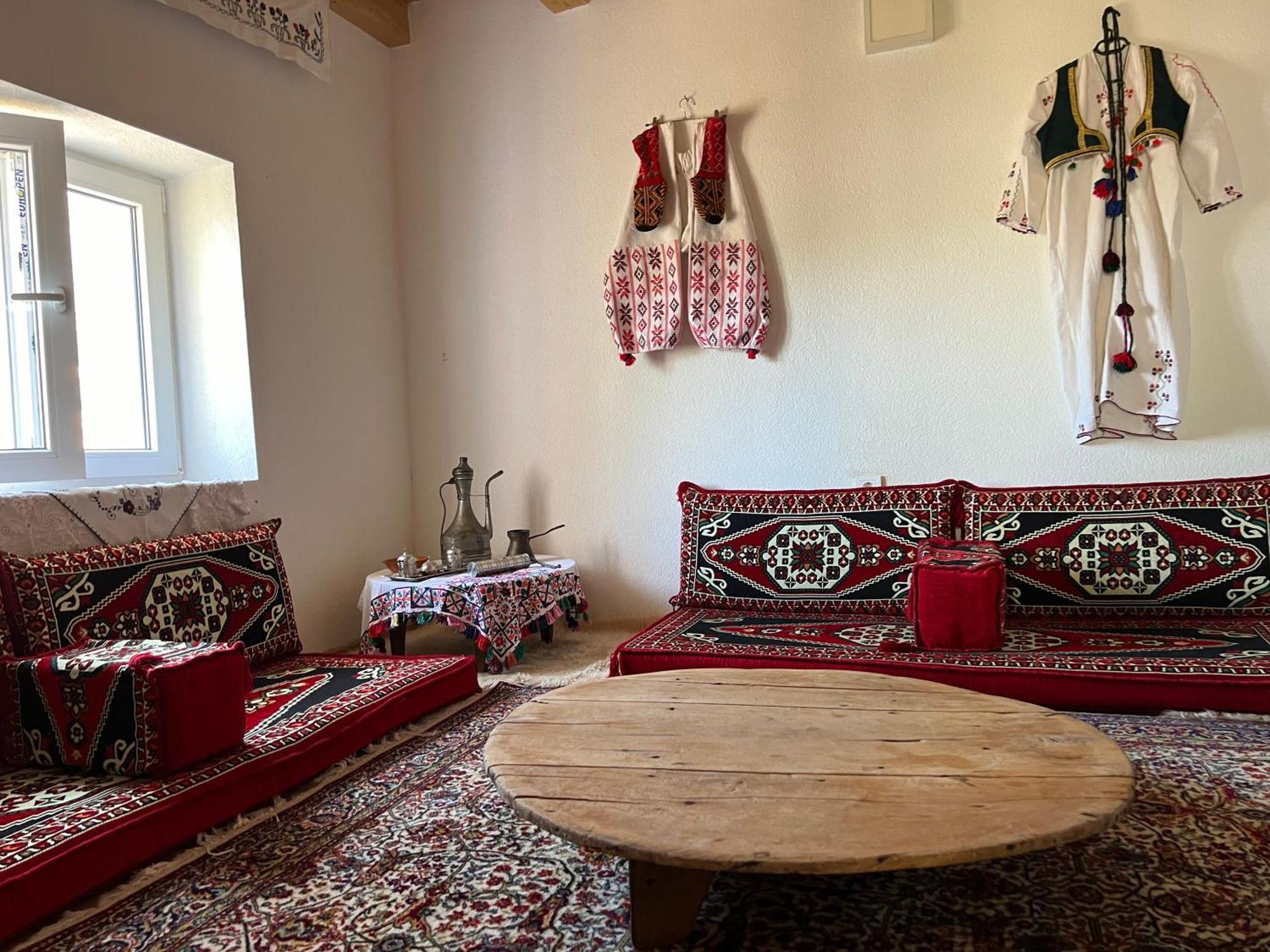 Bed and Breakfast Kod Kapetana Tea Gornji Lukomir Exterior foto