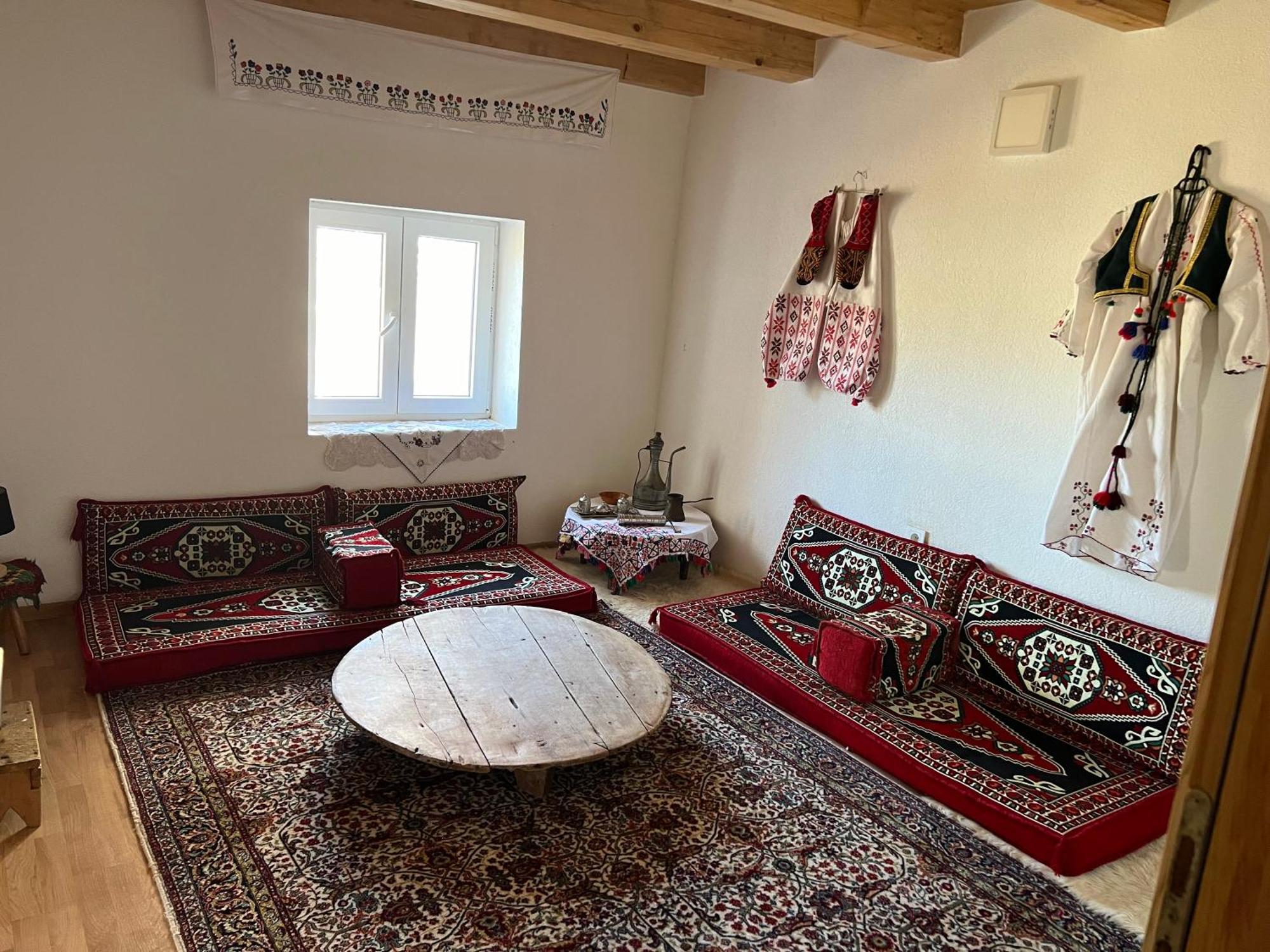 Bed and Breakfast Kod Kapetana Tea Gornji Lukomir Exterior foto