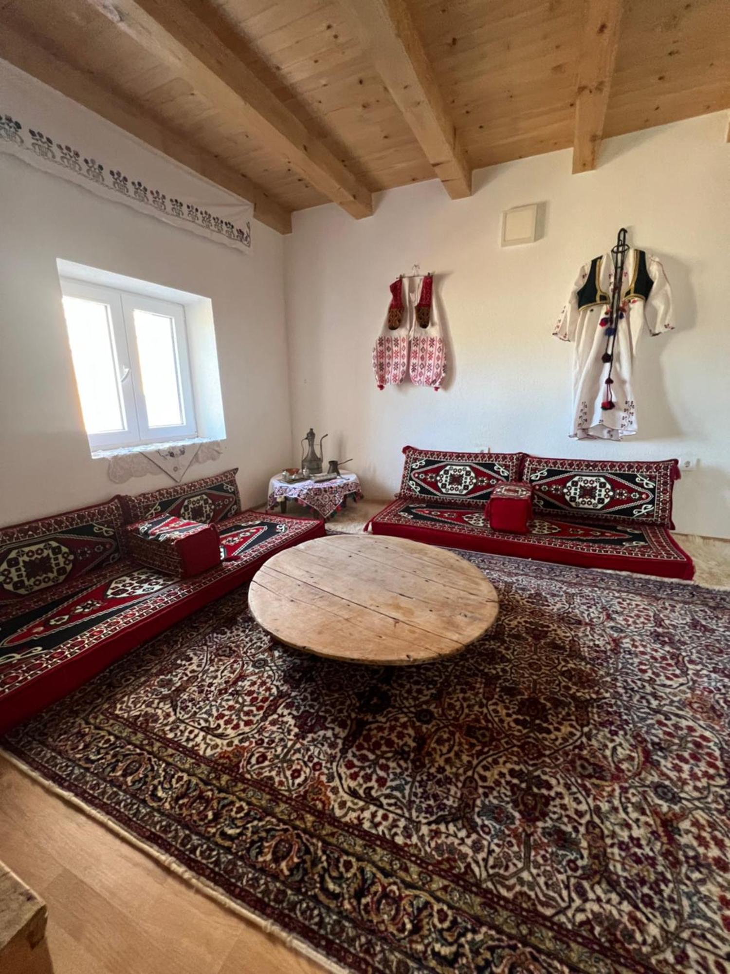 Bed and Breakfast Kod Kapetana Tea Gornji Lukomir Exterior foto